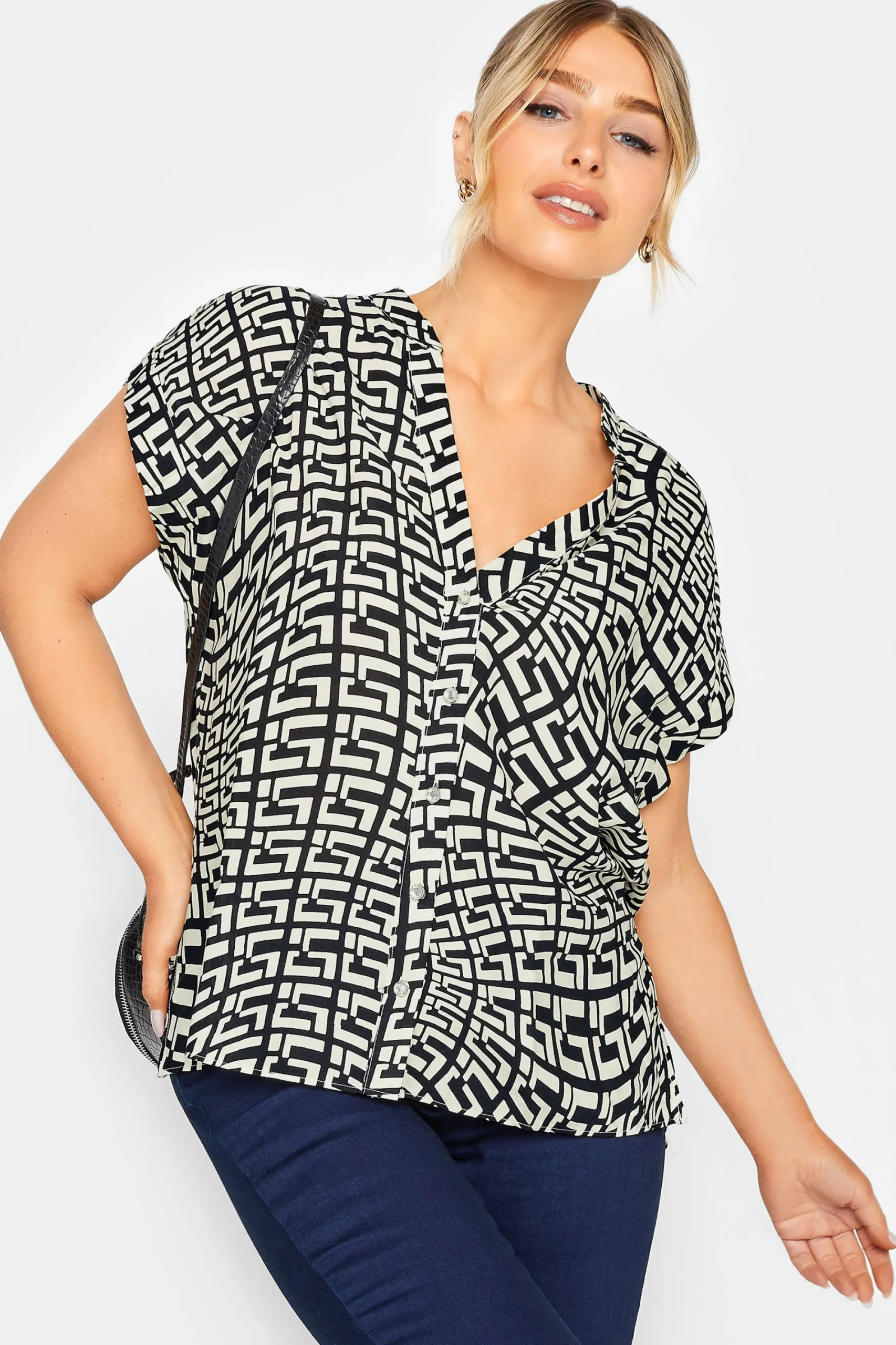 M&Co Womens White Geometric Print Short Sleeve Shirt>Women Short Sleeve Tops