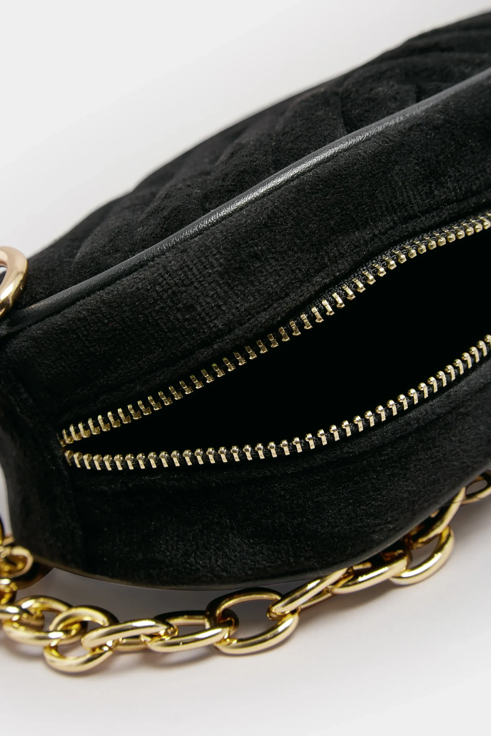 M&Co Yours Yours Black Chain Strap Camera Bag>Women Bags